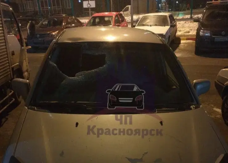 Красноярец выкинул системный блок из окна и повредил припаркованный автомобиль