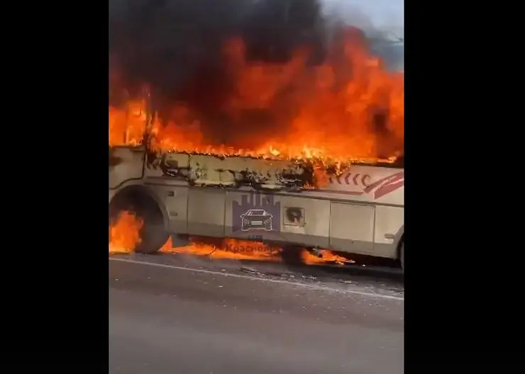 В Красноярске на Авиаторов сгорел автобус