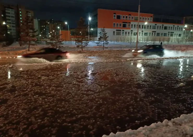 В Красноярске из-за коммунальной аварии затопило улицу Алексеева