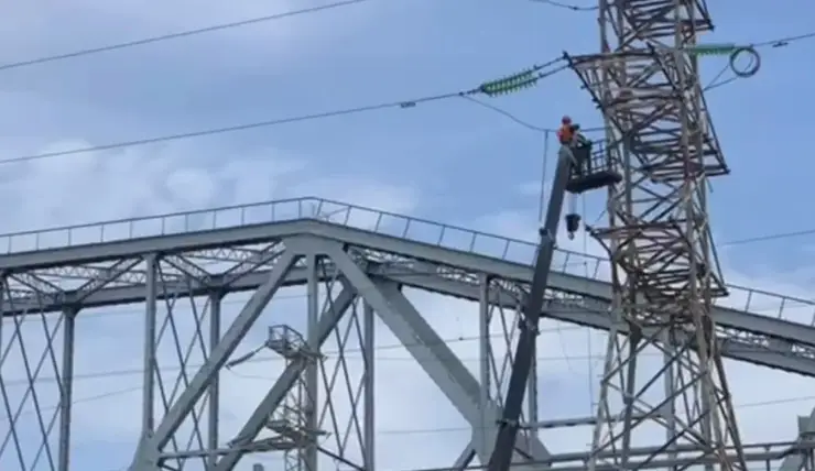 В Красноярске демонтируют линии электропередачи в районе развязки в «Тихих зорях»