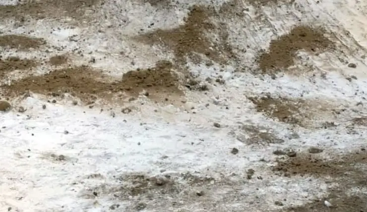 В Красноярске засыпали песком еще одну опасную горку