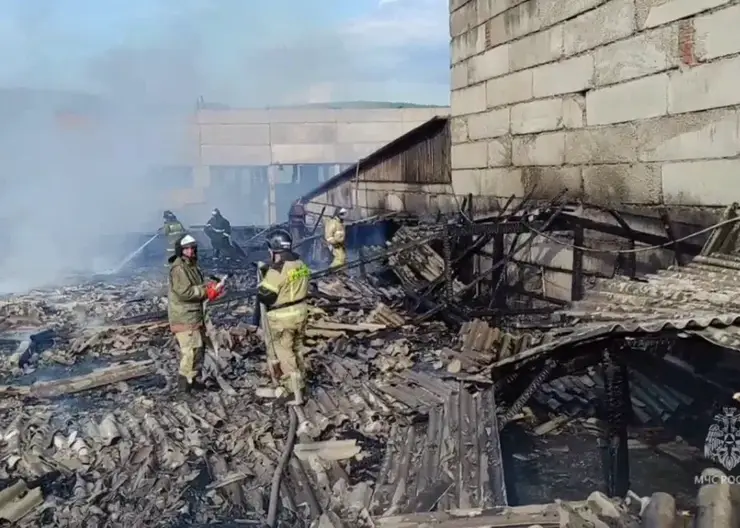 В Уяре на площади 800 квадратных метров сгорели склады местного мясокомбината