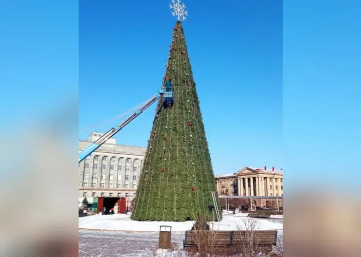 В Красноярске начали разбирать новогоднюю елку на площади Революции