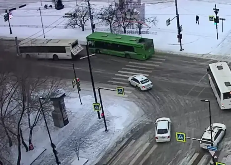 В центре Красноярска столкнулись две «маршрутки»