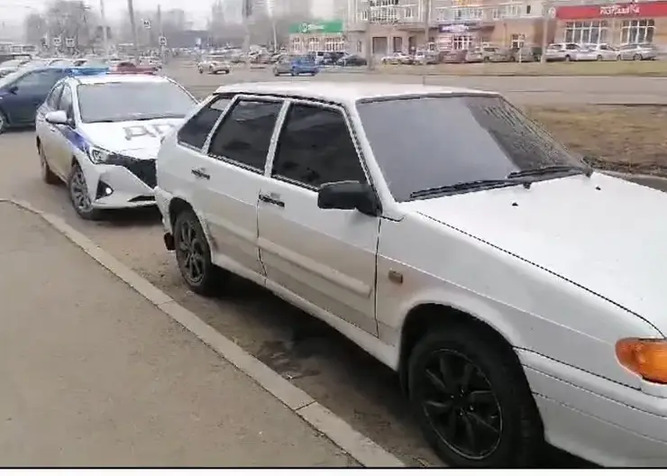 В Красноярске водитель ВАЗа прокатил пассажира на крыше