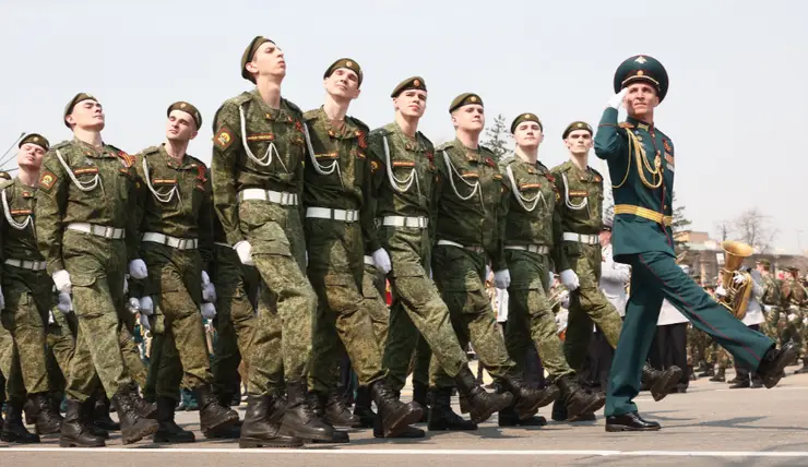 В Красноярске на площади Революции прошел парад в честь Дня Победы