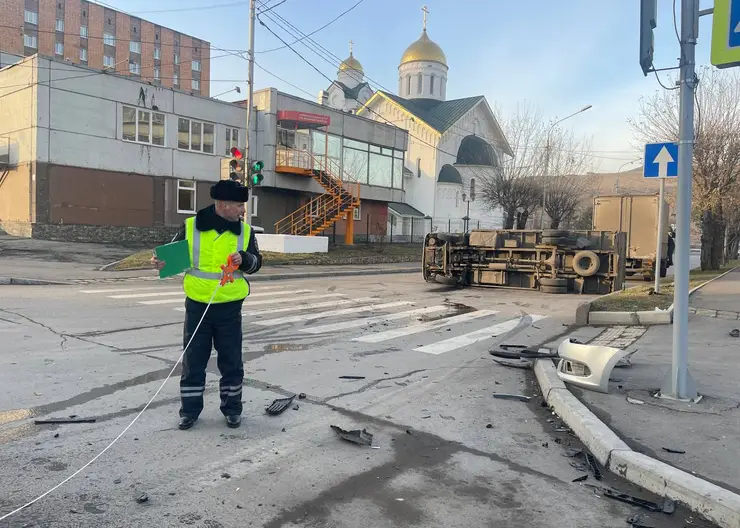 В центре Красноярска перевернулся грузовик