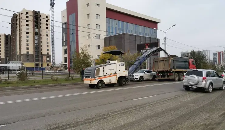 В Красноярске меняют асфальт на улице Мужества