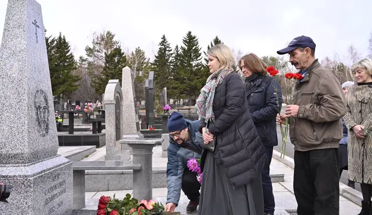 В Красноярске на могиле архитектора Арэга Демирханова установили памятник по его эскизу