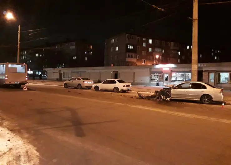 В Красноярске водитель без прав угнал «Хонду» и въехал в ПАЗ
