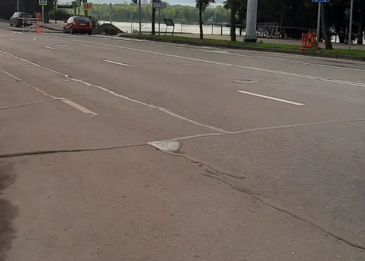 Автомобилисты пожаловались на пробитые колеса из-за ямы в центре Красноярска