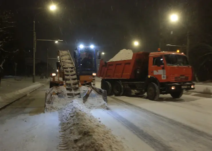 За выходные с дорог Красноярска вывезли 843 КамАЗа снега