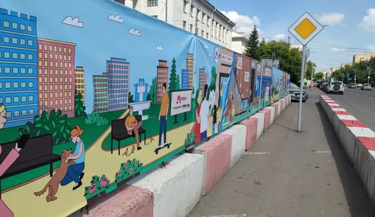 В Красноярске поменяли баннеры вокруг будущей станции метро «Площадь Революции»