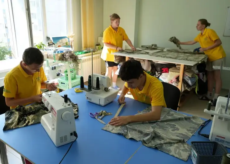 В Красноярске бойцы трудового отряда шьют одежду для военных СВО