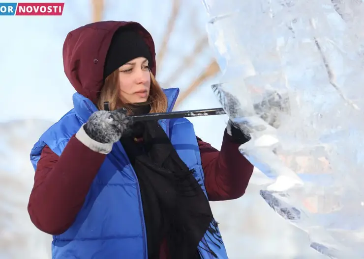 На Ярыгинской набережной Красноярска начали создавать ледовые фигуры