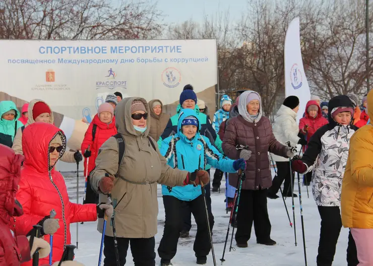 В Красноярске в День борьбы с коррупцией прошли старты по скандинавской ходьбе
