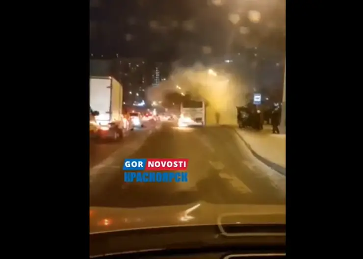 В Красноярске в Солнечном загорелся автобус № 63 с пассажирами
