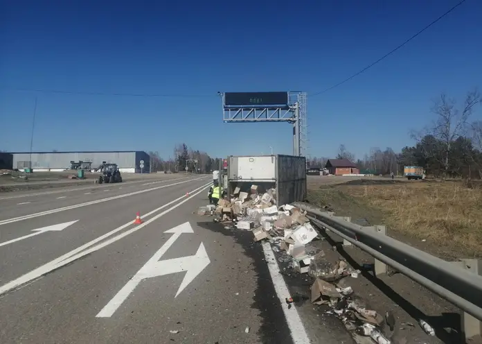 Под Красноярском на трассе перевернулся грузовик с алкоголем