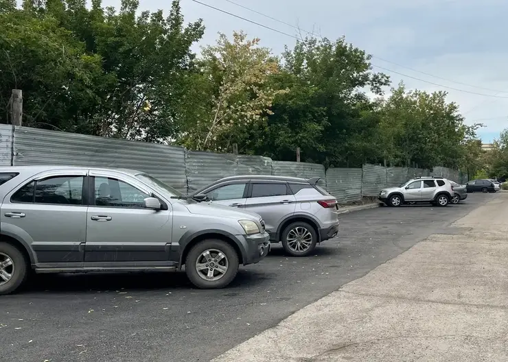 На улице Щорса в Красноярске появилась новая парковка на 25 мест