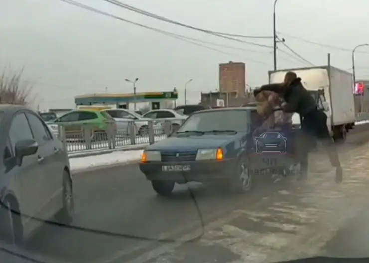 В Красноярске двое водителей устроили разборки посреди дороги