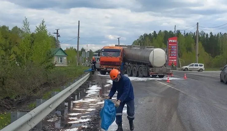 В Красноярском крае из-за ДТП на трассу разлилось топливо