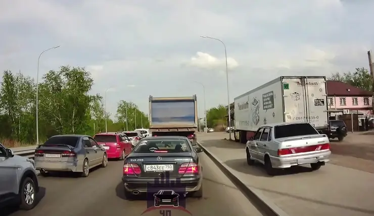 Красноярского автомобилиста оштрафовали за проезд по тротуару
