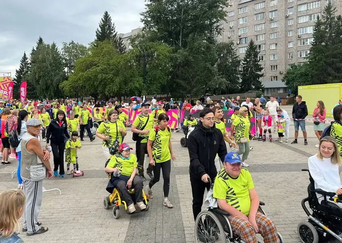 В Красноярске прошел инклюзивный велоколясочный заезд