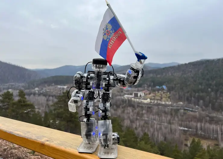 В Красноярске робот поднял флаг России на Торгашинском хребте