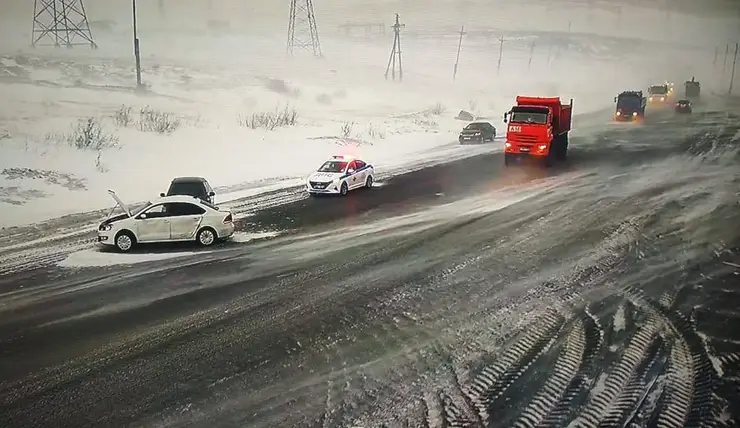 На трассе под Норильском столкнулись 3 автомобиля