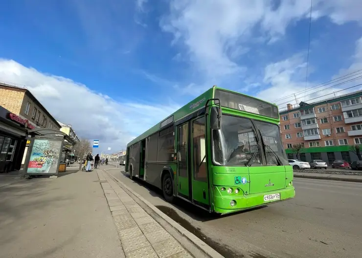 В Красноярске маленькая девочка забежала в автобус № 87 и уехала без матери