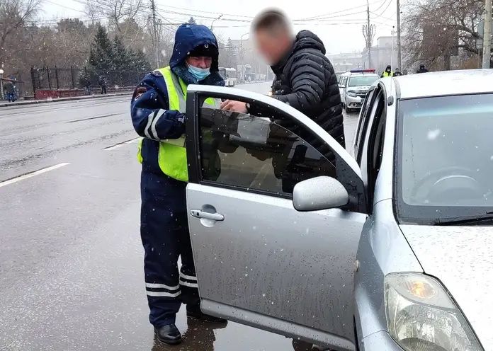 Красноярец проведет 5 дней в спецприемнике за тонировку автомобиля