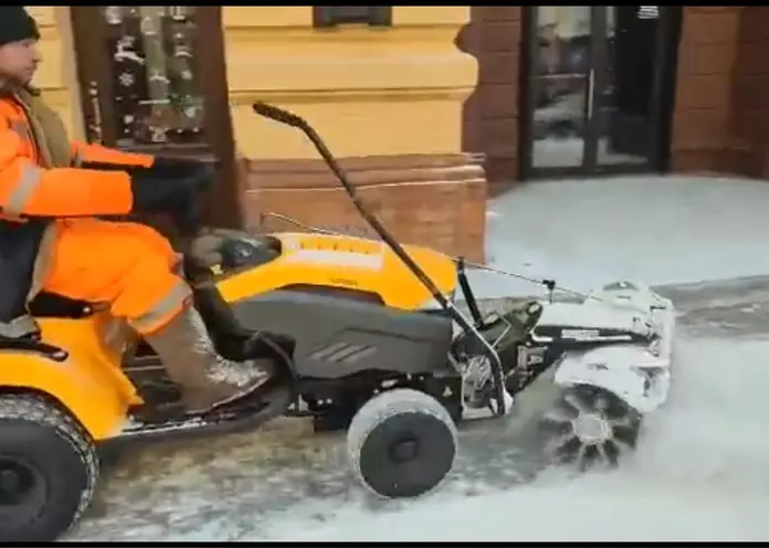 В Красноярске тестируют новую самоходную технику для уборки тротуаров