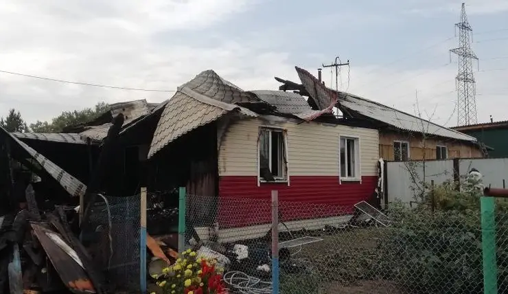 В Красноярском крае вытащили из горящего дома спящую пожилую женщину