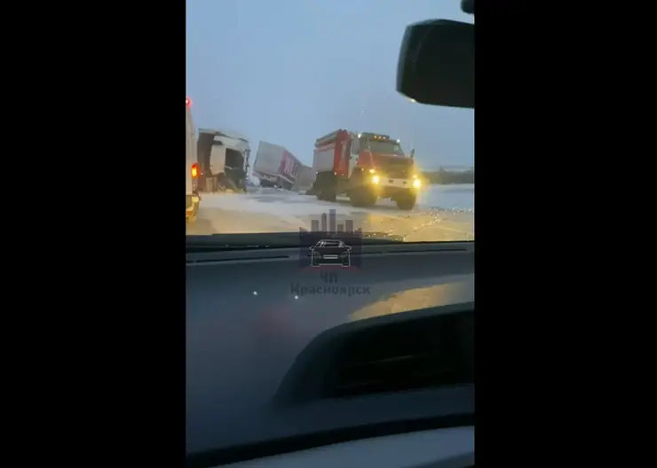 В Красноярском крае водитель погиб в столкновении трех грузовиков