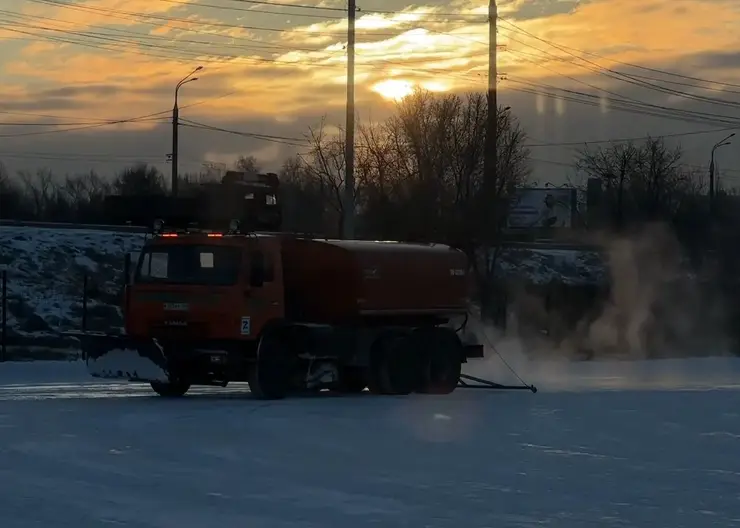 В Красноярске начали заливать каток на острове Татышев