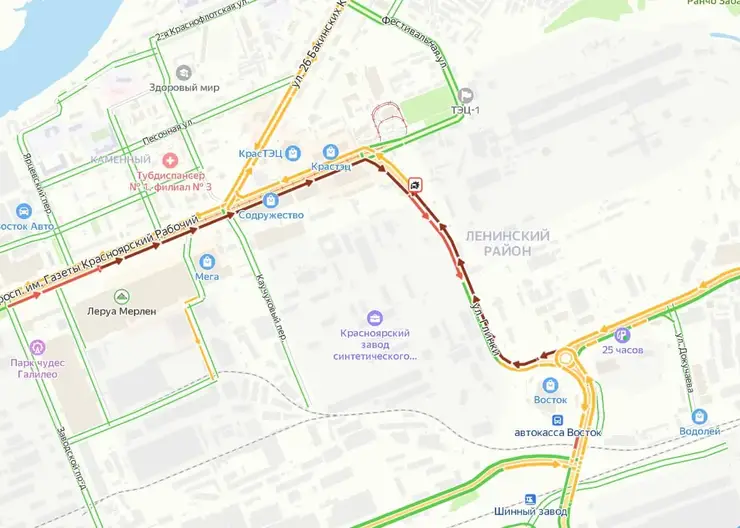В Красноярске массовая авария заблокировала выезд на улицу Глинки