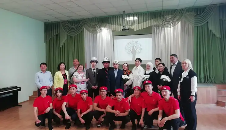 В Красноярске самую многонациональную школу посетила киргизская делегация