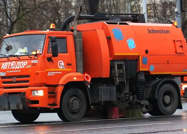 Улицы Красноярска от песка вышли убирать большие дорожные пылесосы