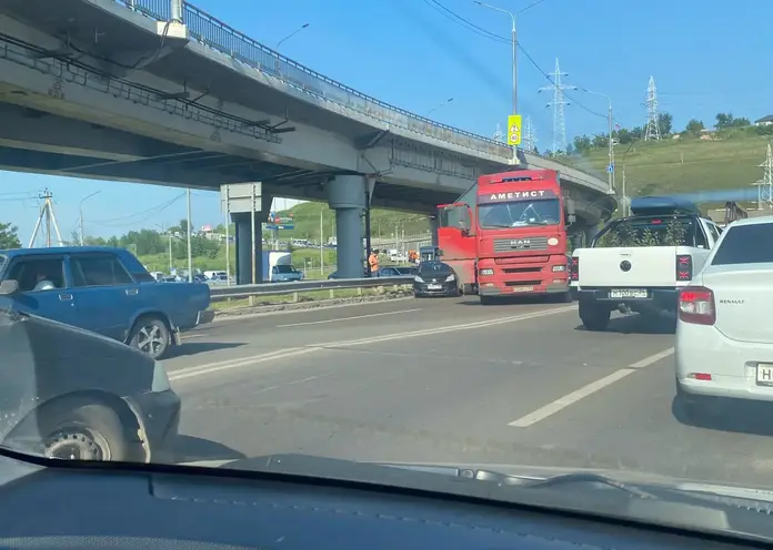 На Брянской в Красноярске собралась пробка из-за аварии с фурой