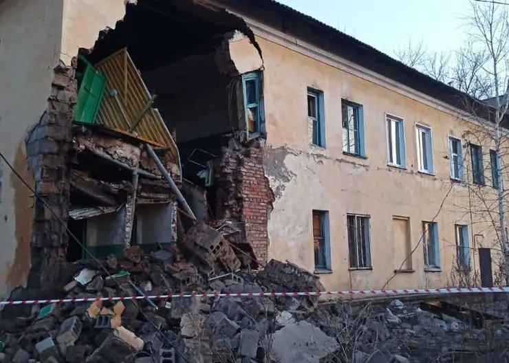 После обрушения части двухэтажного дома в Канске возбуждено уголовное дело