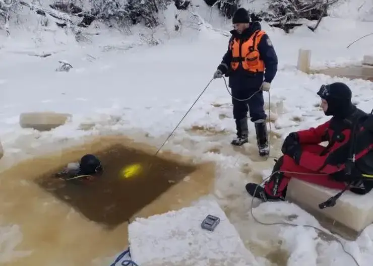 В Красноярском крае продолжают искать тело провалившегося под лед на снегоходе мужчины