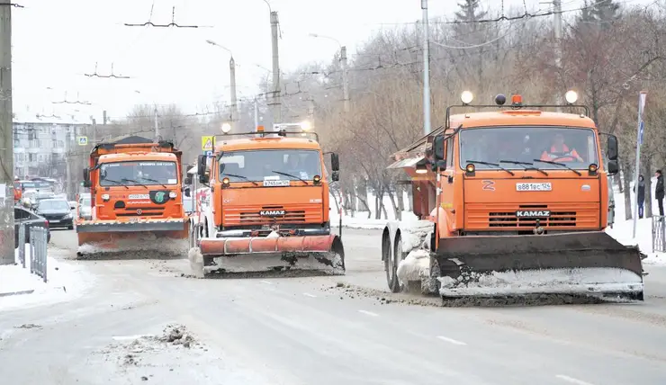 В Красноярске 18 февраля со снегом борются более 80 спецмашин и 170 рабочих