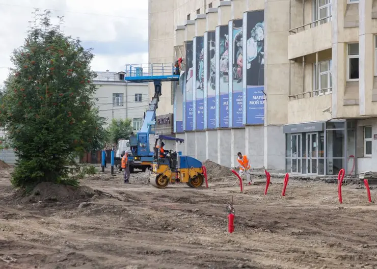 В Красноярске реконструкцию площади около музыкального театра завершат в августе