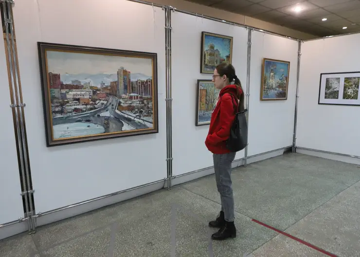 В Арт-галерее «13А» открылась выставка «Портрет Красноярска»