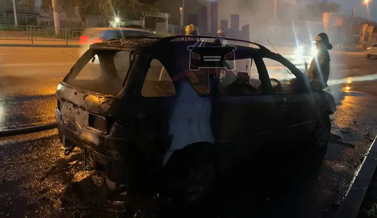 В Красноярске на улице 60 лет Октября вспыхнул автомобиль