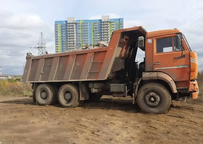 В Красноярске водитель КамАЗа завалил участок около домов  строительным мусором