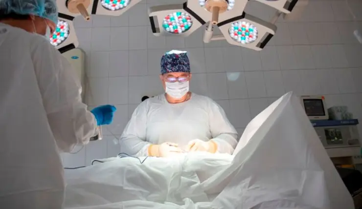 Красноярские врачи удалили 63-летней пациентке огромную опухоль матки редкого типа