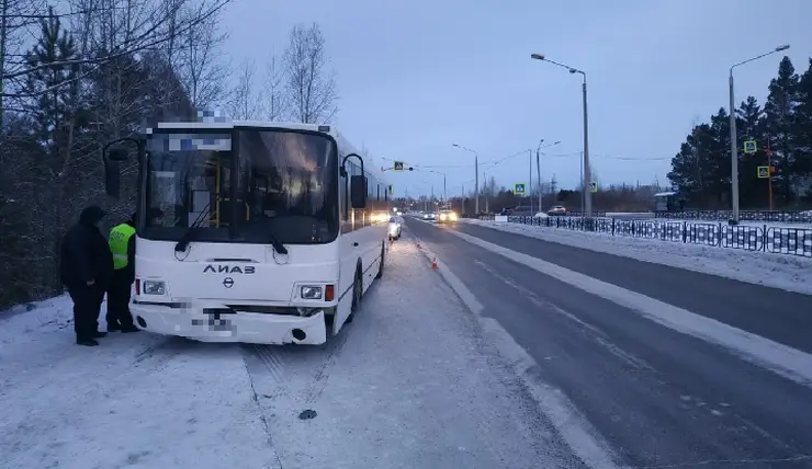 В Железногорске автобус без водителя наехал на водителя