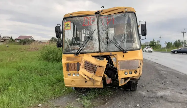 В Красноярском крае один человек пострадал в ДТП со школьным автобусом