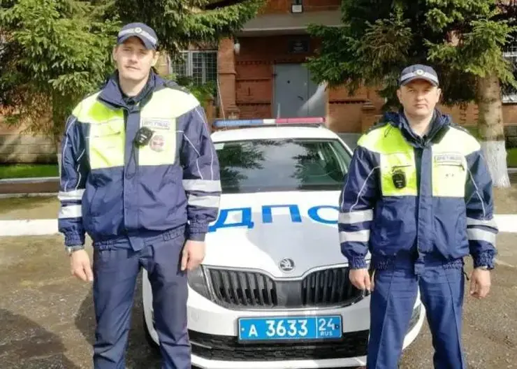 В Красноярском крае сотрудники ДПС помогли доставить в больницу 2-летнего мальчика без сознания